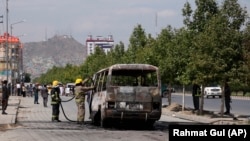 Автобус административдик реформа жана мамлекеттик кызмат боюнча комиссиянын кызматкерлерин алып бара жаткан. Кабул, 3-июнь, 2019-жыл. 