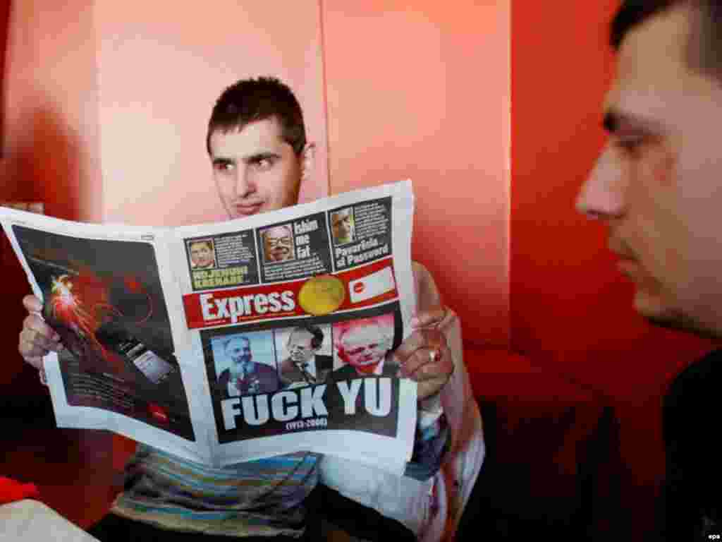 Приштина. Албанец читает газету, 17 февраля 2008