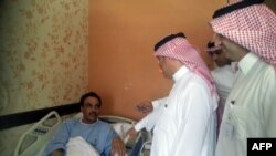 Чиновники министерства здравоохранения Саудовской Аравии с человеком, заразившимся "ближневосточным вирусом", май 2013 года. 