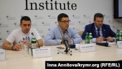 Пресконференція в Українському домі. Зліва направо: Олег Комуняр, Тарас Березовець та Сергій Куніцин