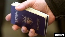Чоловік тримає в руках паспорт громадянина України