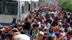 Біженці з Сребрениці в таборі біля бази ООН в аеропорту «Тузла», 14 липня 1995 рік