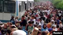 Біженці у таборі за межами бази ООН в аеропорту Тузла, Боснія і Герцоговина, 14 липня 1995 року