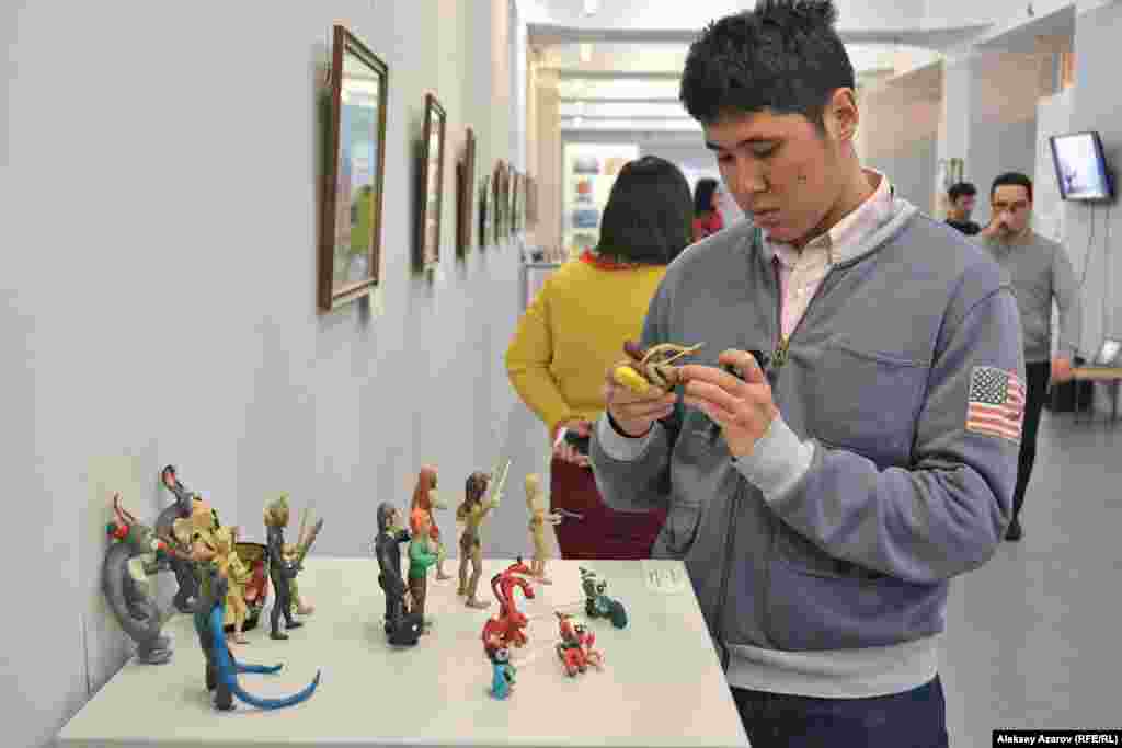 Алибек Каратай увлекается живописью, лепкой из пластилина и созданием собственных мультфильмов. На выставке можно увидеть выполненные им картины и пластилиновые фигуры героев мультфильмов, а также посмотреть несколько его анимационных фильмов.