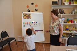 Siriýadan getirilen oglanjyk reablitasiýa merkezinde sapak öwrenýär. Aktöbe. 30-njy iýul, 2019-njy ýyl.