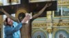 Жанчына працірае крыж у катэдтральным саборы ў Менску, архіўнае фота