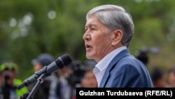 Бывший президент Алмазбек Атамбаев на митинге своих сторонников. Бишкек, 3 июля 2019 года.