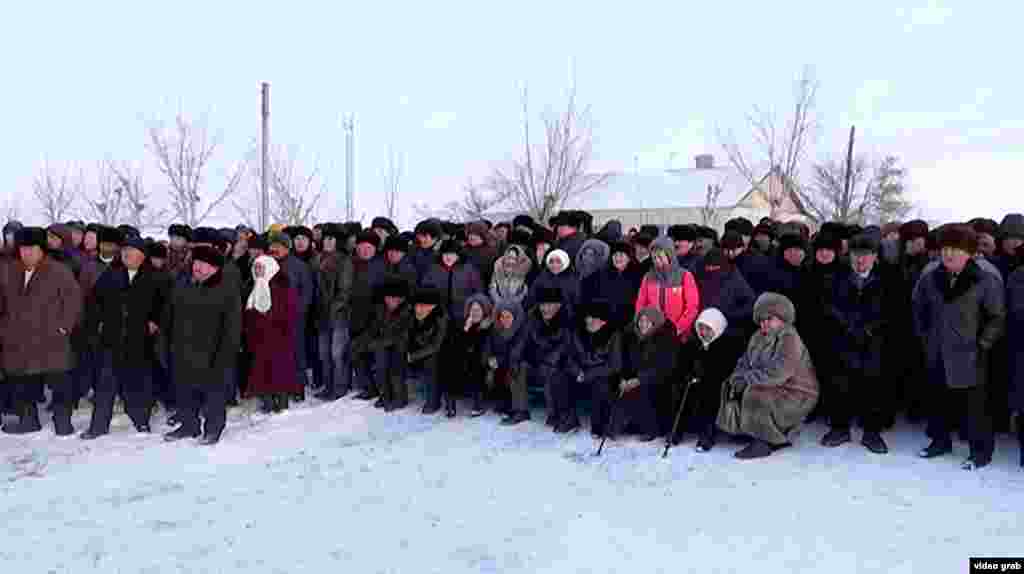 Родные и близкие называют его героем и без медалей и наград. Фото: похороны Ерлана Нургалиева, инспектора "Охотзоопрома", 17 января 2019 года, Карагандинская область. 