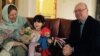 آلیستر بِرت به همراه گابریلا فرزند نازنین زاغری و مادر او در تهران