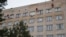 Спасатели в Великом Новгороде в костюмах Дедов Морозов поздравляют детей с праздником 