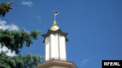 Щодо шкіл, то, за словами мера Руслана Марцінківа, вони також запрацюють із понеділка, 14 вересня, «щоправда, з дистанційною формою навчання»