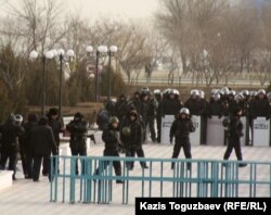 Казак полициясы Актау шаарынын борбордук аянтында. 20-декабрь 2011