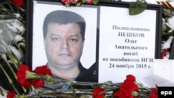 26 ноября 2015 года, импровизированный мемориал Олегу Пешкову около здания Министерства обороны РФ