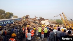 На месте железнодорожной катастрофы в Индии. 20 ноября 2016 года.