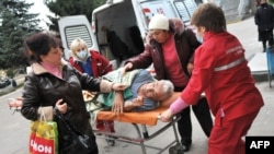 Санітари швидкої допомоги доставляють хворого до одної з львівських лікарень, 4 листопада 2009 року.