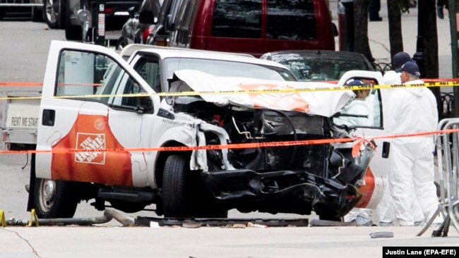 Поврежденный автомобиль на месте атаки в Нью-Йорке. 1 ноября 2017 года.