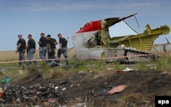 Обломки "Боинга-777" на месте крушения под Донецком