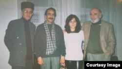 (Soldan sağa) Aktyor Vaqif İbrahimoğlu, rəssam Fırat Doğançay, aktrisa Mehriban Zəki və Tuncel Kurtiz. Bakı 2001-ci il (Fotolar Fırat Doğançayın arxivindən götürülüb)