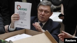 Grigori Iavlinsky deschizând una din cutiile cu semnăturile de susținere