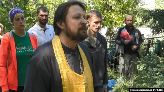 Священник о.Георгий проводит службу на братской могиле. 2018 г.
