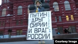 Одиночний пікет російської активістки Ірини Калмикової в Москві неподалік Кремля