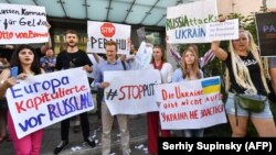 Активісти протестують проти повернення Росії до Парламентської асамблеї Ради Європи біля посольства Німеччини в Києві, 25 червня