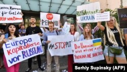 Активісти протестують проти повернення Росії до Парламентської асамблеї Ради Європи біля посольства Німеччини в Києві, 25 червня