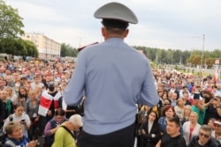 Участковы міліцыянт выступае на мітынгу жыхароў Новай Баравой. 20 жніўня