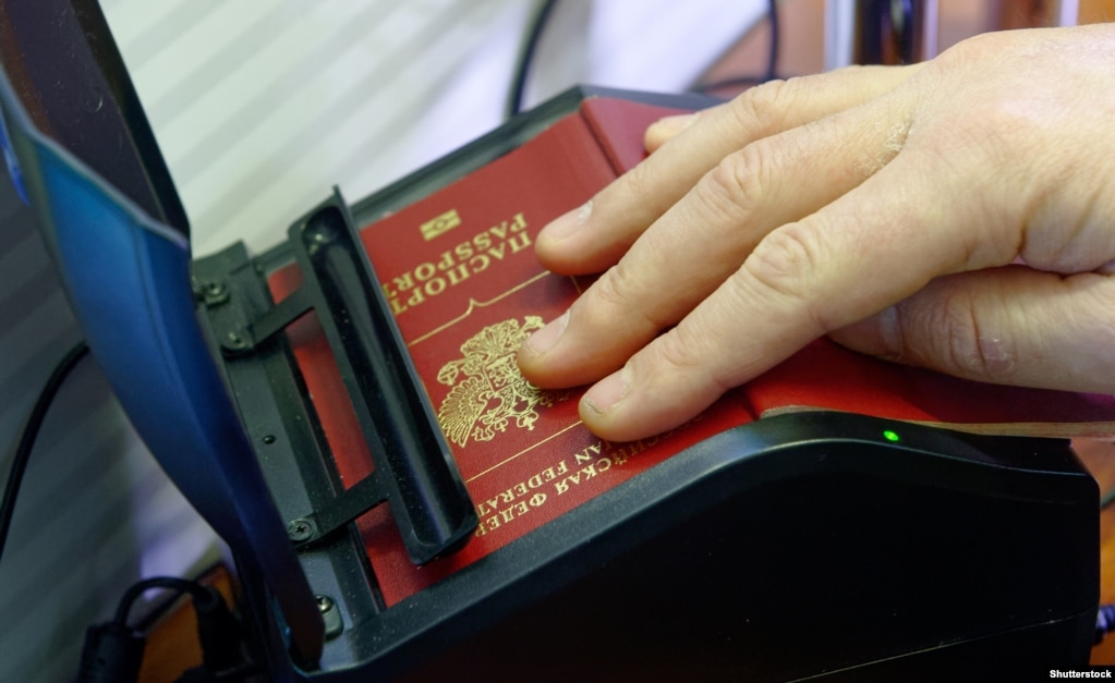 Сканування російського паспорта під час прикордонного контролю. Ілюстративне фото