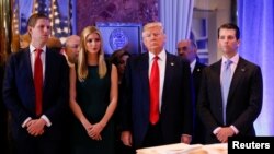 Претседателот на САД Доналд Трамп опкружен со семејството.