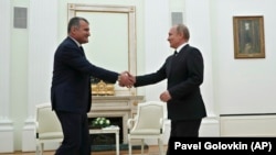 Rusiya Prezidenti Vladimir Putin (sağda) və Anatoly Bibilov, arxiv fotosu