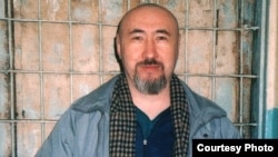 Диссидент Арон Атабек в алматинском СИЗО, вскоре после осуждения на 18 лет тюрьмы. Февраль 2007 года.