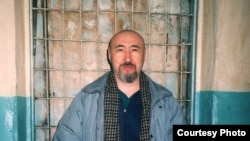 Диссидент Арон Атабек өзін 18 жылға түрме жазасына кесу туралы сот үкімі шыққан соң Алматының тергеу абақтысында. Ақпан, 2007 жыл.