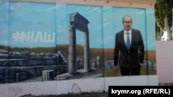 Відновлений портрет Путіна у Керчі