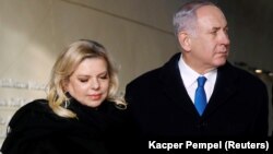 Израиль премьер-министрі Биньямин Нетаньяху (оң жақта) мен әйелі Сара Нетаньяху. 