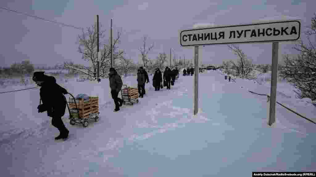 Щоденно працює виключно піший КПВВ у Станиці Луганській, де за добу&nbsp;в обидва боки проходять близько 2 тисяч осіб.&nbsp;