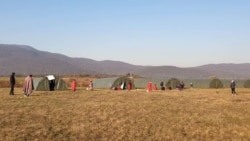 Karantin u šatorima pored prelaza Izačić