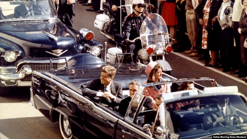 Президент Джон Кеннеди, первая леди Жаклин и губернатор Техаса в открытой машине за несколько минут до покушения в Далласе