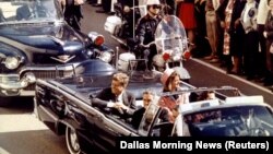 Президент Джон Кеннеди, первая леди Жаклин и губернатор Техаса в открытой машине за несколько минут до покушения в Далласе