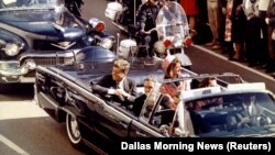 Predsednik SAD Džon Kenedi, prva dama Žaklina Kenedi i guverner Teksasa Džon Konali u limuzini pre atentata u Dalasu, 22. novembra 1963.