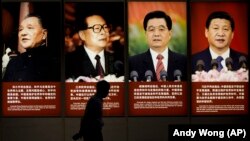 Foști și actuali lideri ai Chinei la muzeul din Beijing. Xi Jinping - dreapta. 7 iulie 2015 