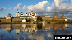 Соловецький монастир – чоловічий монастир РПЦ, розташований на Соловецьких островах у Білому морі. Тривалий час монастир паралельно використовувався як в'язниця