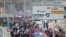 Испания полиция Сеутадан шығып бара жатқан бір топ мигрантты сүйемелдеп барады. 1 тамыз.
