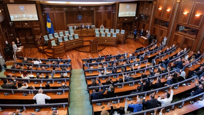 Ustavno sodišče Kosova o neustavnosti konstituiranja skupščine, politični odzivi sledijo.