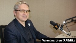 Senatorul USR Radu Mihail în studioul Europei Libere de la Chișinău 