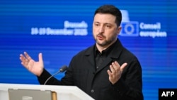 Președintele Ucrainei, Volodimir Zelenski, vorbește în cadrul unei conferințe de presă organizate în cadrul reuniunii Consiliului European de la Bruxelles, pe 18 decembrie 2025, unde liderii UE au discutat inclusiv despre necesitatea de a sprijini Ucraina.