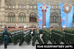 Militari ruși defilează prin Piața Roșie la parada de Ziua Victoriei din 2021.