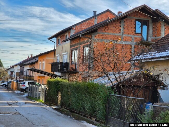 Na objektu u ulici Davida Štrpca 33A nema vidljivih reklama koje bi ukazale da unutar objekta djeluje bilo kakva kompanija.