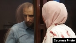 Руслан Сулейманов (слева) на одном из судебных заседаний
