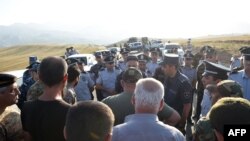 Jermenski ratni veterani i vojni dobrovoljci s namjerom da deblokiraju koridor Lačin suočeni su s pripadnicima reda sigurnosti na putu neposredno prije kontrolnog punkta.